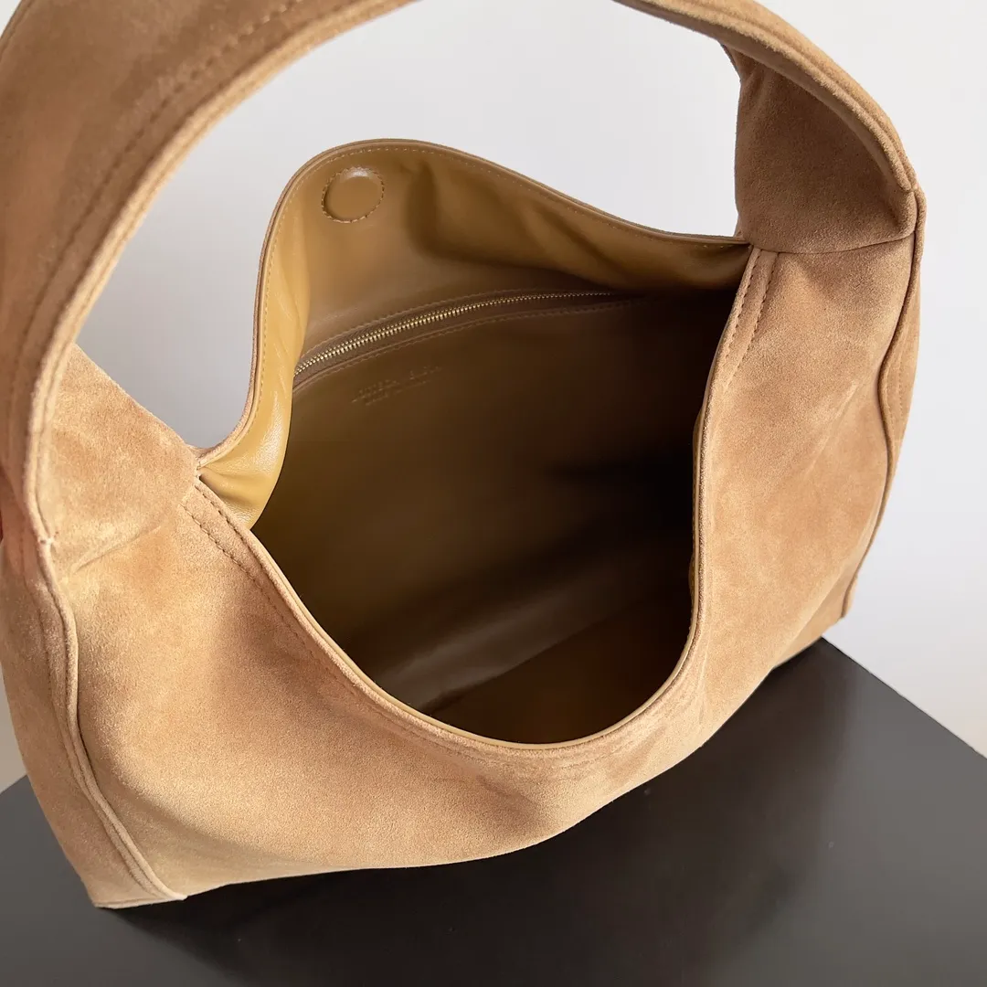 Batch 2080 Bottega Veneta, the flagship product of the 2024 autumn and winter, is making a splash from the catwalk to the streets. It not only brings a strong retro atmosphere, but also can easily interpret different styles through a variety of matching methods. Whether it is a smart and elegant workplace look or casual and comfortable daily wear, fully imported calfskin is a fashion element you can’t miss! Style number: 803977 Size: 41*20*8cm